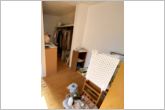 【WIC】ウォークインクローゼットは、洋服やバッグ、帽子などをまとめて収納できる大容量の収納スペースです！衣類をすっきり整理できるため、お部屋全体を広く使いやすく、日常の片付けもスムーズに行えます。