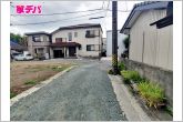 前面は車通りの少ない道路なので、車の出し入れも落ち着いて行えます。駐車の際も周囲を確認しやすく、慌てずに操作できます。運転が苦手な方も安心の立地で、毎日の車移動も快適に行えます。