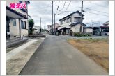 静かな住宅街で車通りも比較的少なく、毎日の車の出し入れもスムーズ。駐車や切り返しもしやすく、ゆとりを持って運転できるので、毎日快適にお使いいただけます。