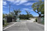 八ツ田小学校（620m）八ツ田小学校の正門の全景です