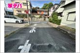 静かな住宅街で車通りも比較的少なく、毎日の車の出し入れもスムーズ。駐車や切り返しもしやすく、ゆとりを持って運転できるので、毎日快適にお使いいただけます。