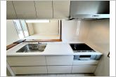 対面式キッチンで、料理や作業をしながらリビングにいるお子様の様子を見守ることができ、安心して家事が行えます。家族との距離も近く、会話を楽しみながら過ごせるキッチンです。