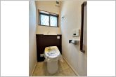 1階・2階ともにシャワー機能付きトイレを設置しています。小窓付きのため換気もしやすく、空気の入れ替えがスムーズに行えるのもポイント。日常的に使いやすく、清潔感を保ちやすい快適な空間となっています。