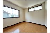【北側洋室約5.6帖】2面採光で、晴れの日の日中は自然光がしっかりと差し込み、明るく心地よい室内です。