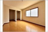 【洋室約7.4帖】主寝室にはウォークインクローゼットを備えており、衣類や季節物もしっかり収納できるのが特徴です。