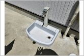 玄関横に立水栓があるので、お庭の水やりや洗車、外まわりのお掃除もスムーズ。夏にはお子様の水遊びにも活用でき、屋外でのさまざまなシーンで便利に使える、うれしい設備です。