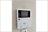 【ＴＶモニター付きインターホン】訪問者の顔を室内から確認して応対できるため、玄関を開ける前に相手を把握しやすくなります。来客対応や不在時の確認にも役立ち、日常の安心感につながります。