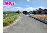 前面道路は幅員約5ｍとゆとりがあり、車の出し入れや駐車もスムーズに行えます。見通しも良く、毎日のお出かけやお買い物も快適。運転が苦手な方でも落ち着いて車を扱いやすく、安心して暮らせる住環境です。