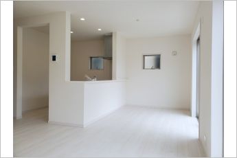 【施工例】のんびりくつろぐソファや、お食事を楽しむダイニングセットを置いても圧迫感はありません。