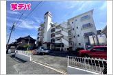バス停徒歩2分、豊橋駅方面への移動にも便利な立地です。実際の陽当たりや前面道路、周辺の環境などもぜひ現地でご確認ください。スタッフが丁寧にご案内いたします。