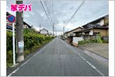 前面道路はゆとりの約6ｍ。車通りも比較的少なく、落ち着いた住環境！駐車や車のすれ違いもスムーズに行いやすく、運転が苦手な方や子育て世帯にも安心！毎日の車の出し入れがしやすい、ゆとりある住環境です。