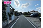 静かな住宅街で車通りも比較的少なく、毎日の車の出し入れもスムーズ。駐車や切り返しもしやすく、ゆとりを持って運転できるので、毎日快適にお使いいただけます。
