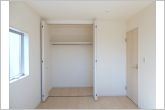 【施工例】パイプハンガー付きのクローゼットは服を畳まず収納でき大切な衣類をシワや日焼けから守ります