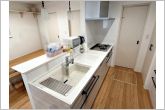 対面式キッチンで、料理や作業をしながらリビングにいるお子様の様子を見守ることができ、安心して家事が行えます。家族との距離も近く、会話を楽しみながら過ごせるキッチンです。