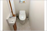 【1階トイレ】各フロアに1か所ずつシャワー機能付きトイレを設置しており、朝の忙しい時間帯でもスムーズに利用できるため、混雑の軽減にもつながります。