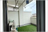 2部屋からアクセス可能なインナーバルコニーです。急な雨の日でも洗濯物が濡れにくく、安心してお使いいただけます。天気の良い日には洗濯物やお布団をまとめて干すことができ、日々の家事にも便利なスペースです。