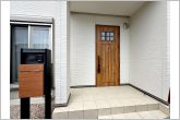 雨の日でも出入りの際に濡れにくい玄関ポーチです。玄関前で傘を開いたり閉じたりしやすく、荷物が多い日でも落ち着いて出入りできます。毎日の暮らしを快適にしてくれる、うれしいポイントです。