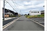 前面道路：南側約4.5ｍ幅。落ち着いた住環境が魅力です。お子様も安心して過ごしやすく、車の出入りや歩行もしやすい環境です。現地では周辺の様子や道路の雰囲気もあわせてご確認いただけます。