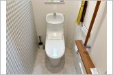 【2階トイレ】シャワー付きトイレを備えており、快適にお使いいただけます。清潔に使いやすく、お手入れもしやすい仕様で、毎日気持ちよくお使いいただけます。
