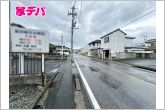 前面道路は見通しが良く、車の移動や駐車もスムーズに行えます。毎日の通勤やお買い物などのお出かけも快適で、ゆとりを持って車を出し入れできるのが魅力。運転が苦手な方でも安心してお使いいただけます。