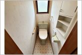 【1階トイレ】1階・2階ともにシャワー機能付きトイレを設置しています。小窓付きのため換気もしやすく、空気の入れ替えがスムーズに行えるのもポイント。