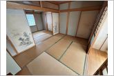 【和室６帖】玄関から直接アクセスできる和室で来客の際も便利にお使いいただます。