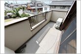 【バルコニー】陽当たりの良いバルコニーで、晴れた日には洗濯物も気持ちよく乾きます。日中は明るい日差しが差し込み、外干しに使いやすいスペースです。