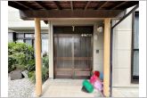 【玄関】庇が広く、雨の日でも濡れにくい玄関ポーチです。玄関前で傘の開け閉めがしやすく、荷物が多い日でも落ち着いて出入りできます。毎日の外出や帰宅を快適にしてくれる、使い勝手の良い玄関まわりです。