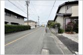前面道路：南西側約8.4ｍ幅。前面約8.4ｍ幅の道路に面しており、車の通行や駐車もゆとりを持って行える広さです。