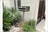 シンプルなデザインなポストです。玄関ポーチ横に設置されているので、郵便物の受け取りもスムーズです。