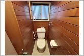 【1階トイレ】1階・2階にトイレを設置しています。小窓付きのため換気もしやすく、空気の入れ替えがスムーズに行えるのもポイント。日常的に使いやすく、清潔感を保ちやすい快適な空間となっています。