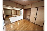 【洋室4.5帖】リビングと続き間の洋室。オープンにして大空間にしたり、クローゼットもあるので個室として使用することもでき便利です。