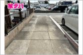 駐車スペースは2台分を確保。しっかり舗装された駐車場なので、車の出し入れはもちろん、乗り降りや荷物の積み下ろしもスムーズ。雨上がりでも足元が悪くなりにくく、毎日気持ちよく使える駐車スペースです。