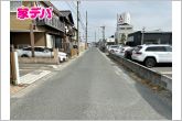 前面道路：南東側約4.8ｍ幅。静かな住宅街で車通りも比較的少なく、毎日の車の出し入れもスムーズ。駐車や切り返しもしやすく、ゆとりを持って運転できるので、毎日快適にお使いいただけます。