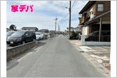 前面道路は約4.8ｍあり、車の出し入れや駐車もスムーズに行えます。毎日のお買い物や通勤時もゆとりを持って運転しやすく、見通しの良い環境が魅力！運転が苦手な方でも安心してお住まいいただけます。