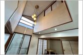 吹抜を採用したLDKで、高い天井が開放感を演出し、明るさを感じられます！上部からも自然光を取り込みやすく、日中はリビング全体が明るい空間になり、毎日の団らんを楽しめます！
