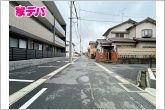 【北道路】前面道路は見通しが良く、車の移動や駐車もスムーズに行えます。毎日の通勤やお買い物などのお出かけも快適で、ゆとりを持って車を出し入れできるのが魅力。