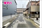 【南西道路】静かな住宅街で車通りも比較的少なく、毎日の車の出し入れもスムーズ。駐車や切り返しもしやすく、ゆとりを持って運転できるので、毎日快適にお使いいただけます。