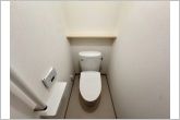 【トイレ】シャワー付きトイレを備えており、快適にお使いいただけます。清潔に使いやすく、お手入れもしやすい仕様で、毎日気持ちよくお使いいただけます。