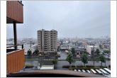 バルコニーからは閑静な街並みを望むことができ、外の空気を感じながら過ごせるスペースです。日常の中で外の景色を眺めることで気分転換もしやすく、ほどよい開放感も感じられます。
