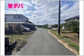 前面道路は見通しが良く、車の移動や駐車もスムーズに行えます。毎日の通勤やお買い物などのお出かけも快適で、ゆとりを持って車を出し入れできるのが魅力。運転が苦手な方でも安心してお使いいただけます。