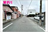 前面道路はゆとりの約6ｍ！車通りも比較的少なく、落ち着いた住環境が魅力です。