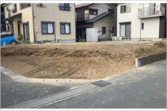 南東角地で日当たり良好！建築条件のない更地引渡しです。お好きなハウスメーカーをご利用できます。お気軽に「家デパ」へお問い合わせください！
