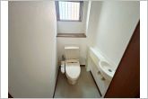 各フロアのトイレに窓が設けられており、自然の風や日差しを取り入れやすいトイレです。換気性にも配慮されており、明るさとともに圧迫感を軽減し、日常的に気持ちよくお使いいただける空間となっています。