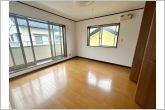 【洋室約8帖】キングサイズのベッドも置ける7.0帖のゆとりある主寝室。光も取り入れやすく明るい空間になっています。