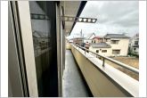 【バルコニー】4部屋から出入りが可能なバルコニーで、日当たりの良さも魅力です。洗濯物や布団干しにも使いやすく、室内からの動線もスムーズ。
