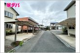 前面道路：北東側約4.5ｍ幅。前面道路は車通りが少なく、落ち着いた住環境が魅力です。お子様も安心して過ごしやすく、車の出入りや歩行もしやすい環境です。