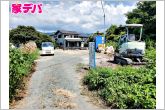 静かな住宅街で車通りも比較的少なく、毎日の車の出し入れもスムーズ。駐車や切り返しもしやすく、ゆとりを持って運転できるので、毎日快適にお使いいただけます。