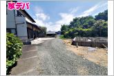 前面道路は見通しが良く、車の移動や駐車もスムーズに行えます。毎日の通勤やお買い物などのお出かけも快適で、ゆとりを持って車を出し入れできるのが魅力。運転が苦手な方でも安心してお使いいただけます。