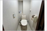 【トイレ】シャワー付きトイレを備えており、快適にお使いいただけます。清潔に使いやすく、お手入れもしやすい仕様で、毎日気持ちよくお使いいただけます。